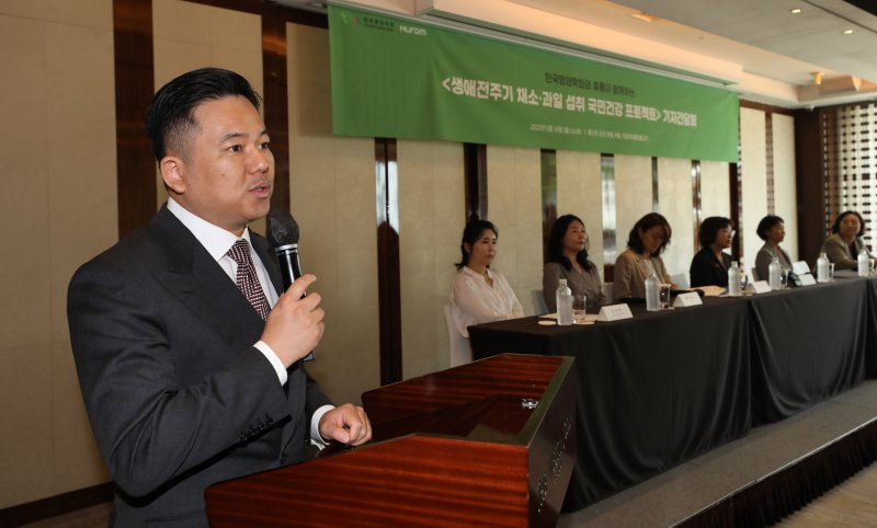 [서울=뉴시스] 조수정 기자 = 김재원 휴롬 대표가 19일 오전 서울 중구 웨스틴조선호텔에서 열린 한국영양학회와 휴롬이 함께하는 '생애전주기 채소·과일 섭취 국민건강 프로젝트' 기자간담회에서 취재기자의 질문에 답하고 있다. 2023.06.19. chocrystal@newsis.com
