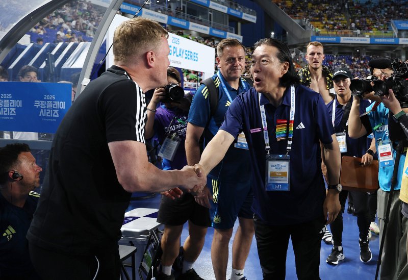 [수원=뉴시스] 이영환 기자 = 30일 오후 경기 수원시 팔달구 수원월드컵경기장에서 열린 2025 쿠팡플레이 시리즈 뉴캐슬 유나이티드와 팀 K리그의 경기, 김판곤 팀 K리그 감독과 에디 하우 뉴캐슬 감독이 인사를 나누고 있다. 2025.07.30. 20hwan@newsis.com