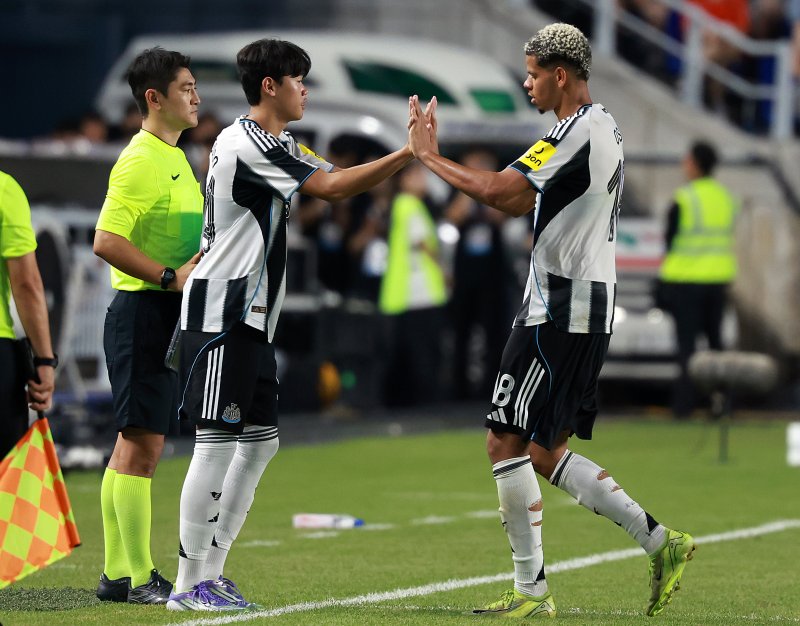 [수원=뉴시스] 이영환 기자 = 30일 오후 경기 수원시 팔달구 수원월드컵경기장에서 열린 2025 쿠팡플레이 시리즈 뉴캐슬 유나이티드와 팀 K리그의 경기, 뉴캐슬 박승수가 윌리엄 오슬라와 교체 투입되고 있다. 2025.07.30. 20hwan@newsis.com