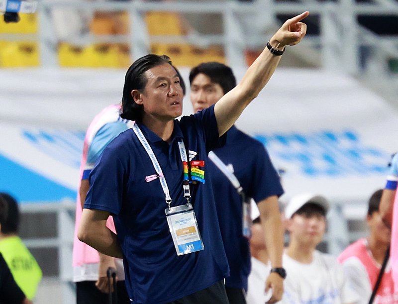 [수원=뉴시스] 이영환 기자 = 30일 오후 경기 수원시 팔달구 수원월드컵경기장에서 열린 2025 쿠팡플레이 시리즈 뉴캐슬 유나이티드와 팀 K리그의 경기, 김판곤 팀 K리그 감독이 작전 지시를 하고 있다. 2025.07.30. 20hwan@newsis.com
