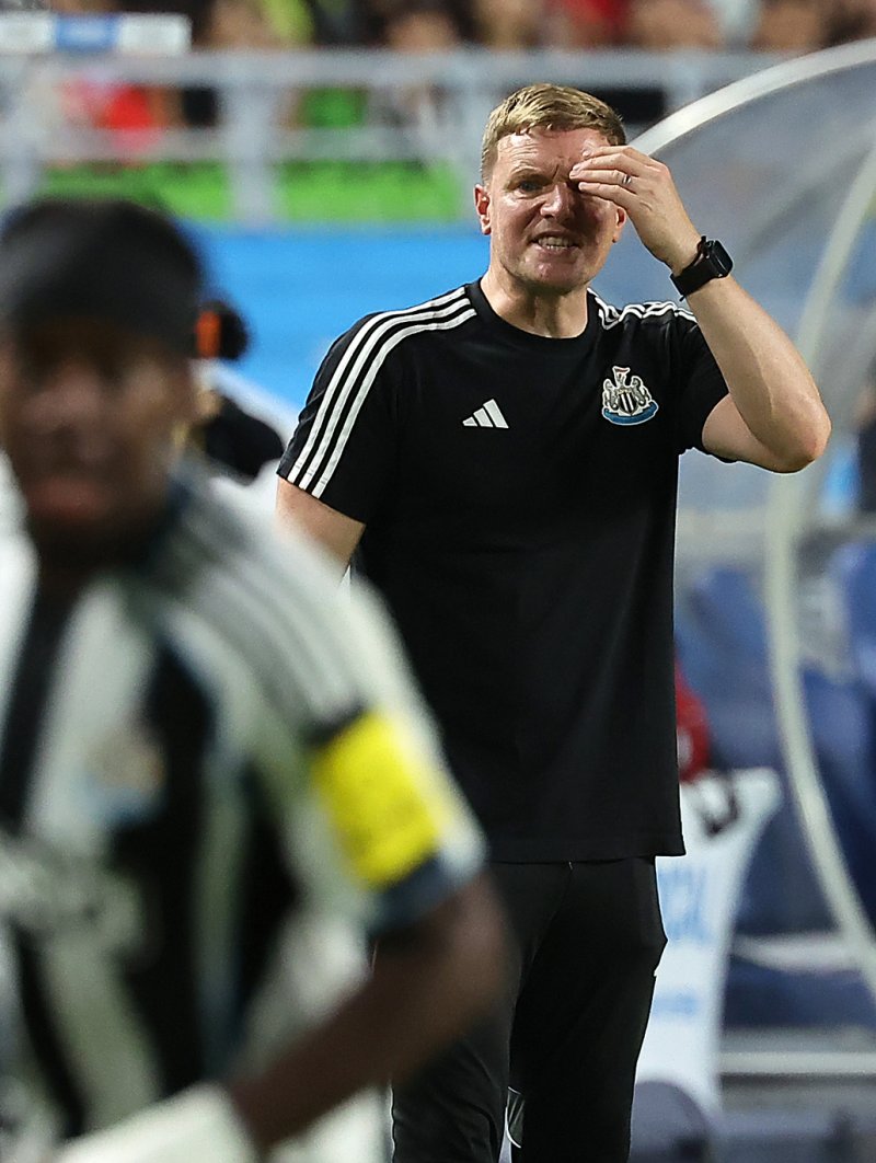 30일 오후 경기 수원시 팔달구 수원월드컵경기장에서 열린 쿠팡플레이 시리즈 팀 K리그와 잉글랜드 프리미어리그 뉴캐슬 유나이티드의 경기, 후반 뉴캐슬 에디 하우 감독이 경기를 지켜보며 아쉬운 표정을 짓고 있다. 2025.7.30/뉴스1 ⓒ News1 김진환 기자