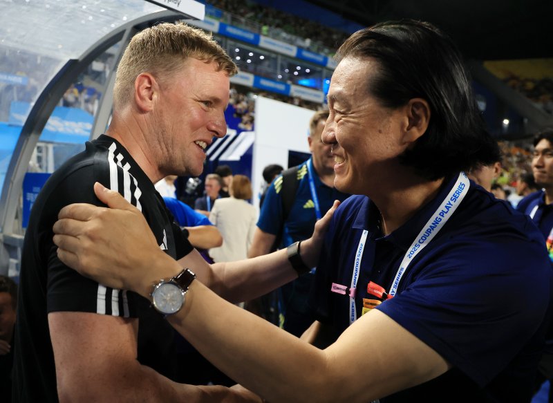 30일 오후 경기 수원시 팔달구 수원월드컵경기장에서 열리는 쿠팡플레이 시리즈 팀 K리그와 잉글랜드 프리미어리그 뉴캐슬 유나이티드의 경기를 앞두고 뉴캐슬 에디 하우 감독과 팀 K리그 김판곤 감독이 인사를 나누고 있다. 2025.7.30/뉴스1 ⓒ News1 김진환 기자