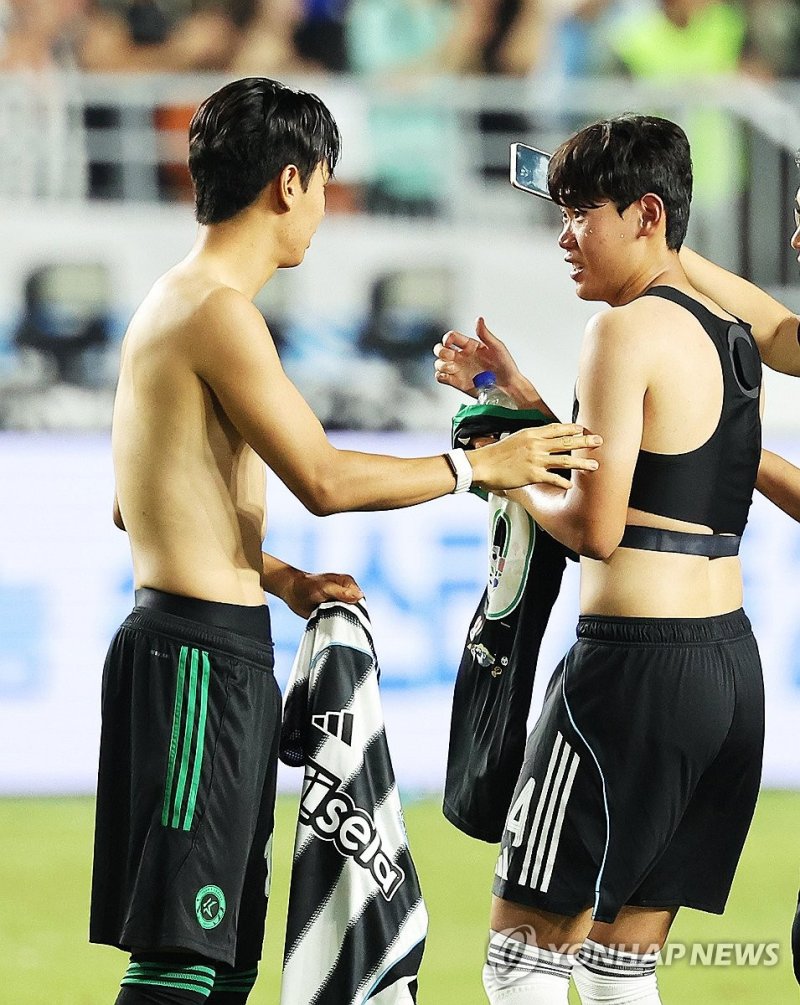 전진우와 대화하는 박승수 (출처=연합뉴스)