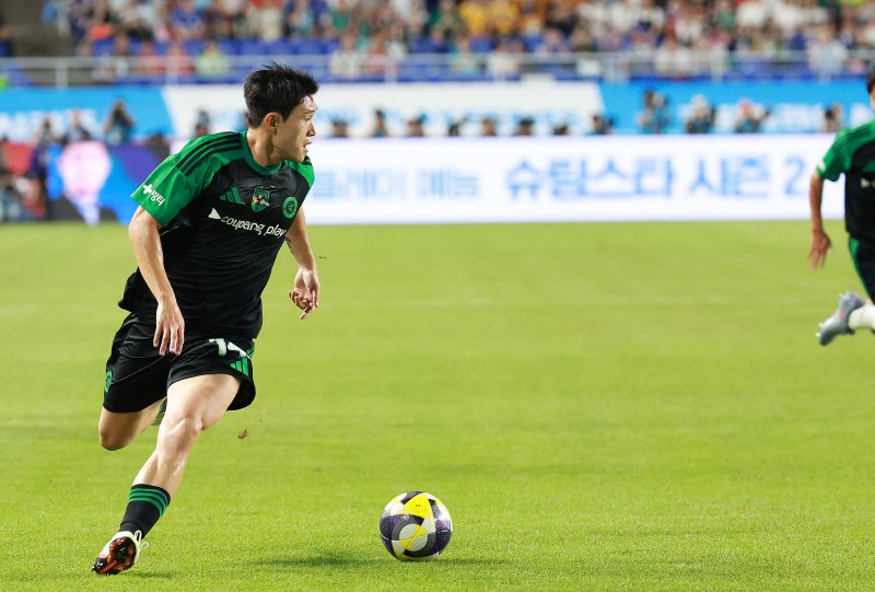 [수원=뉴시스] 이영환 기자 = 30일 오후 경기 수원시 팔달구 수원월드컵경기장에서 열린 2025 쿠팡플레이 시리즈 뉴캐슬 유나이티드와 팀 K리그의 경기, 팀 K 리그 이동경이 돌파를 하고 있다. 2025.07.30. 20hwan@newsis.com