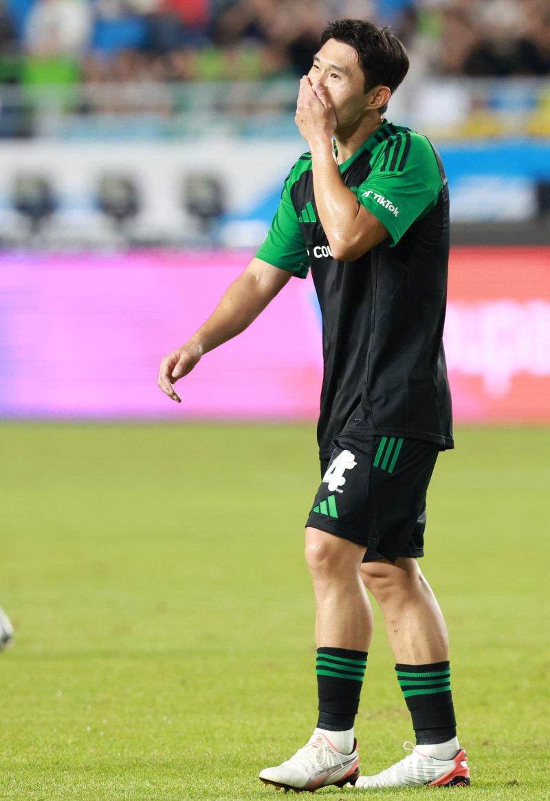 [수원=뉴시스] 이영환 기자 = 30일 오후 경기 수원시 팔달구 수원월드컵경기장에서 열린 2025 쿠팡플레이 시리즈 뉴캐슬 유나이티드와 팀 K리그의 경기, 팀 K 리그 이동경이 슛을 시도한 후 아쉬워 하고 있다. 2025.07.30. 20hwan@newsis.com
