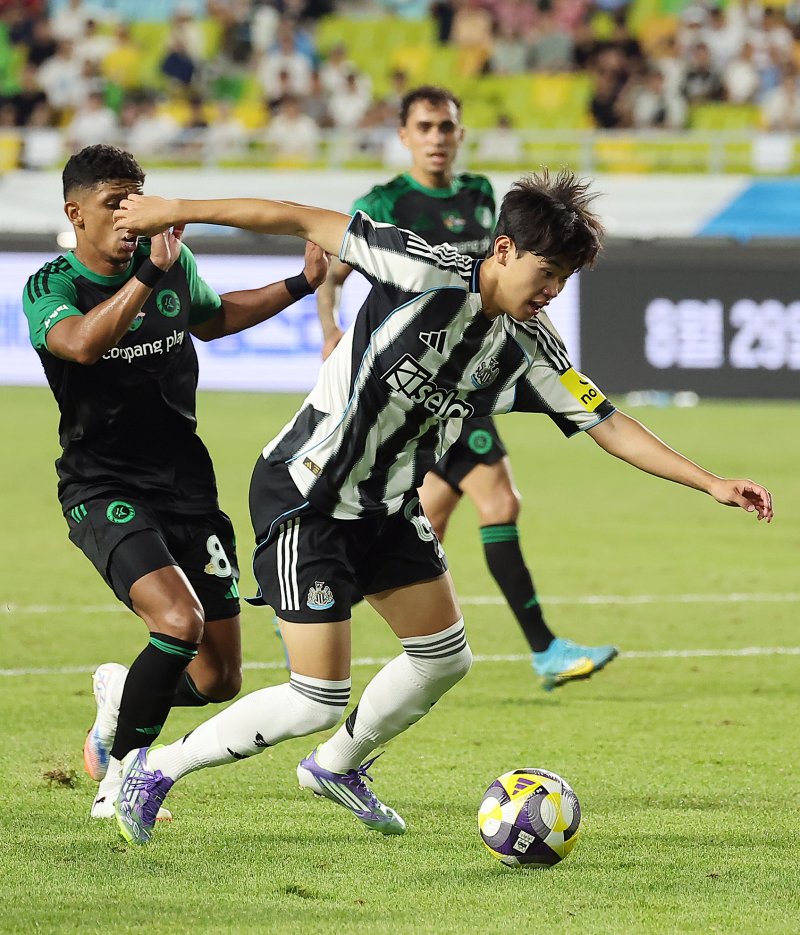 30일 오후 경기 수원시 팔달구 수원월드컵경기장에서 열린 쿠팡플레이 시리즈 팀 K리그와 잉글랜드 프리미어리그 뉴캐슬 유나이티드의 경기, 후반 뉴캐슬 박승수가 상대 골문 앞에서 돌파하고 있다. 2025.7.30/뉴스1 ⓒ News1 김진환 기자