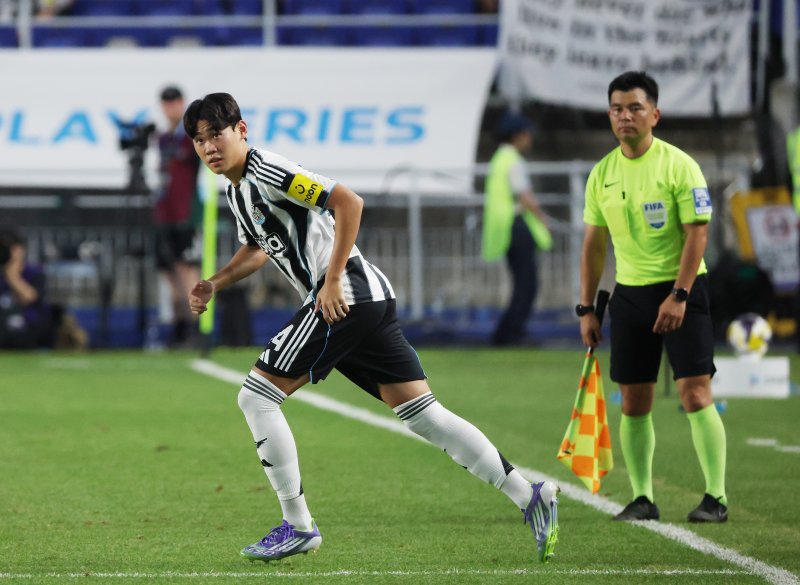 뉴캐슬 박승수가 30일 오후 경기 수원시 팔달구 수원월드컵경기장에서 열린 2025 쿠팡플레이 시리즈 팀 K리그와 뉴캐슬 유나이티드의 경기에서 교체 투입되고 있다. 2025.7.30/뉴스1 ⓒ News1 김영운 기자