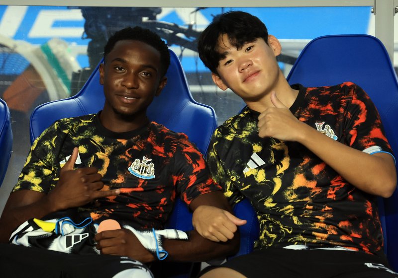 30일 오후 경기 수원시 팔달구 수원월드컵경기장에서 열리는 쿠팡플레이 시리즈 팀 K리그와 잉글랜드 프리미어리그 뉴캐슬 유나이티드의 경기를 앞두고 뉴캐슬 박승수가 팀 동료 문다와 카메라를 보며 포즈를 취하고 있다. 2025.7.30/뉴스1 ⓒ News1 김진환 기자