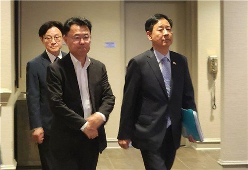 이틀 연속 美상무장관과 통상협의 위해 숙소 나서는 구윤철 경제부총리 (출처=연합뉴스)