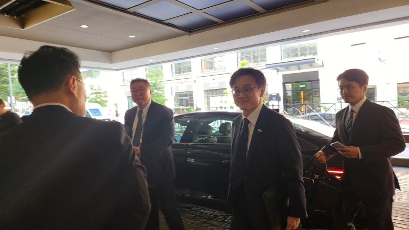 경제부총리 숙소로 들어가는 김정관 산업통상자원부 장관 (출처=연합뉴스)