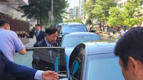 이틀 연속 美상무장관과 통상협의 위해 숙소 나서는 경제부총리 (출처=연합뉴스)