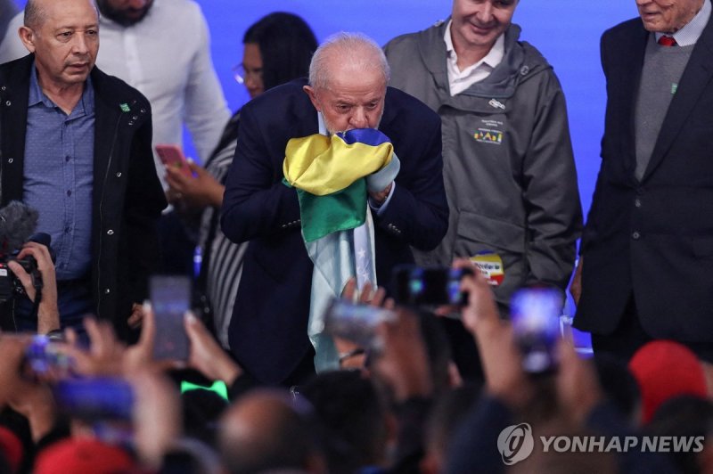 25일(현지시간) 브라질 국기에 키스하는 룰라 대통령 (출처=연합뉴스)
