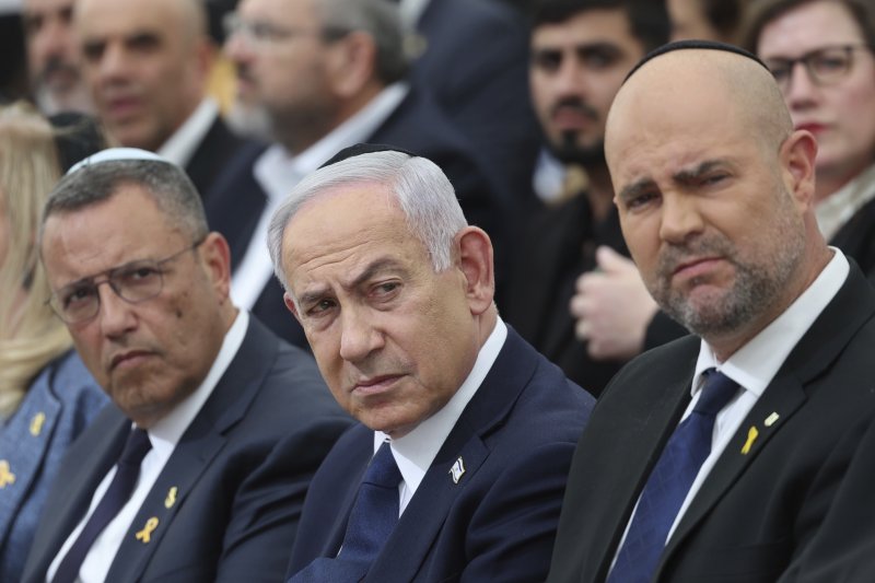 [예루살렘=AP/뉴시스] 베냐민 네타냐후 이스라엘 총리(가운데), 아미르 오하나 크네세트(의회) 의장(오른쪽)이 지난 4월 29일(현지 시간) 예루살렘에서 열린 전몰 장병 추모일 전야 기념식에 참석하고 있다. 2025.07.31.