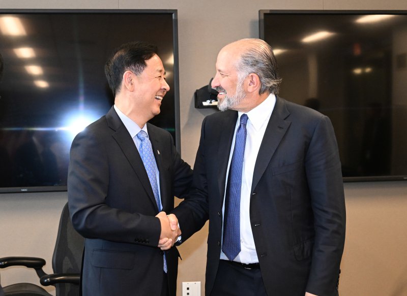 구윤철 경제부총리 겸 기획재정부 장관이 29일(현지시간) 미국 워싱턴D.C. 상무부에서 하워드 러트닉 상무장관과 통상협의 전 악수를 하고 있다. (기재부 제공. 재판매 및 DB 금지) 2025.7.30/뉴스1