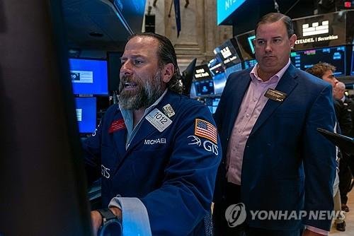 뉴욕 증권거래소의 트레이더 (출처=연합뉴스)