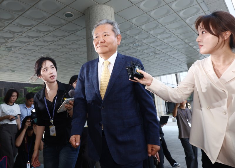 이상민 전 행정안전부 장관이 25일 오전 서울 서초구 서울고등검찰청에 마련된 내란 특검 사무실에서 '언론사 단전·단수 의혹' 관련 피의자 조사를 받기 위해 출석하고 있다. 2025.7.25/뉴스1 ⓒ News1 김민지 기자