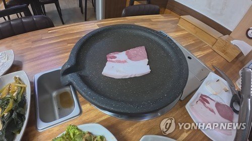 울릉도서 '비계 삼겹살' 논란 재점화한 영상 (출처=연합뉴스)