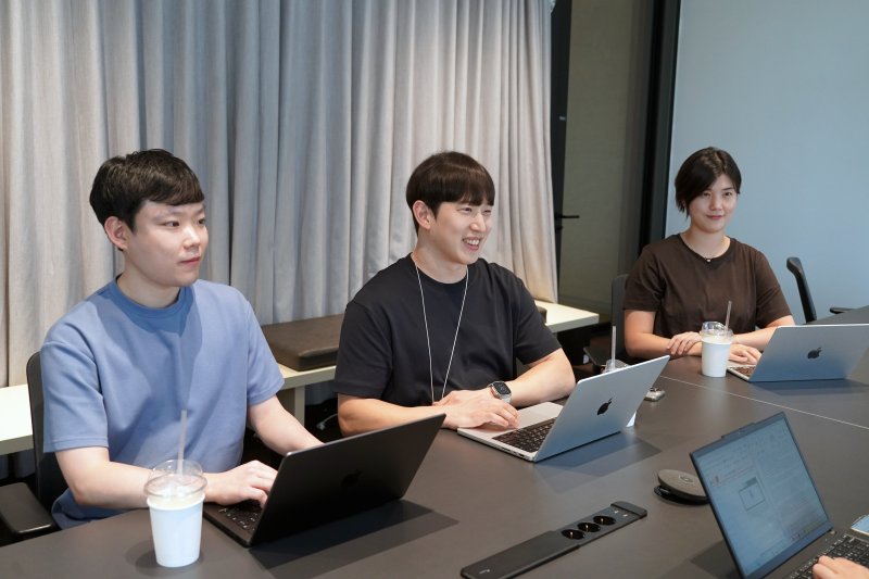 카카오 'AI메이트 로컬' 개발팀이 15일 경기 성남시 카카오 판교아지트에서 뉴스1과 인터뷰를 하고 있다. (왼쪽부터) 이정현 개발자, 김강학 리더, 노지현 개발자. (카카오 제공)