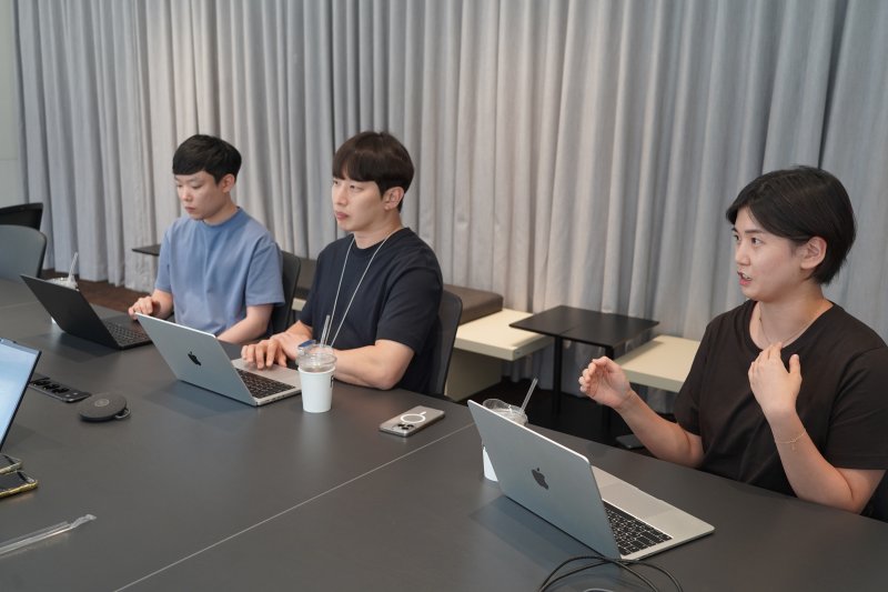 카카오 'AI메이트 로컬' 개발팀이 15일 경기 성남시 카카오 판교아지트에서 뉴스1과 인터뷰를 하고 있다. (왼쪽부터) 이정현 개발자, 김강학 리더, 노지현 개발자. (카카오 제공)
