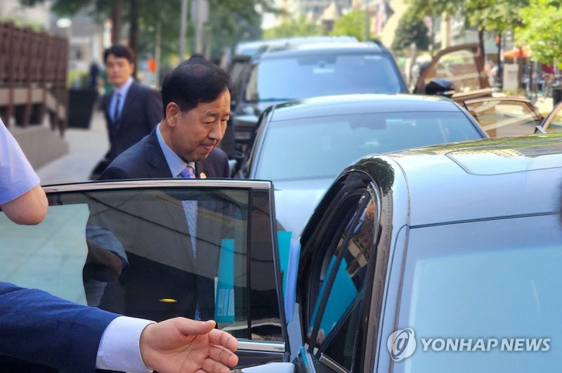 이틀 연속 통상협의 위해 숙소 나서는 경제부총리 (출처=연합뉴스)