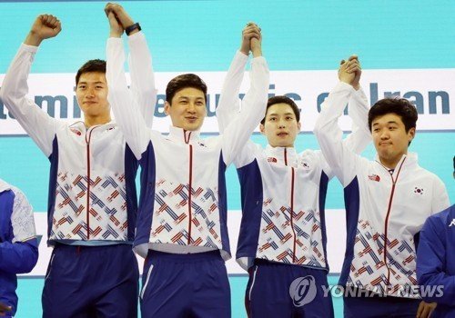 2017 하계 U대회 펜싱 남자 단체전에서 우승했던 오상욱(왼쪽) (출처=연합뉴스)