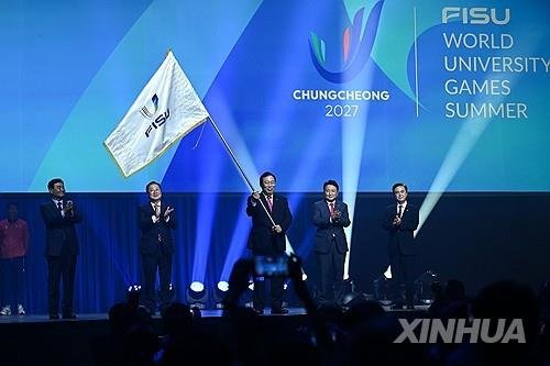 하계 세계대학경기대회 대회기 인수 (출처=연합뉴스)