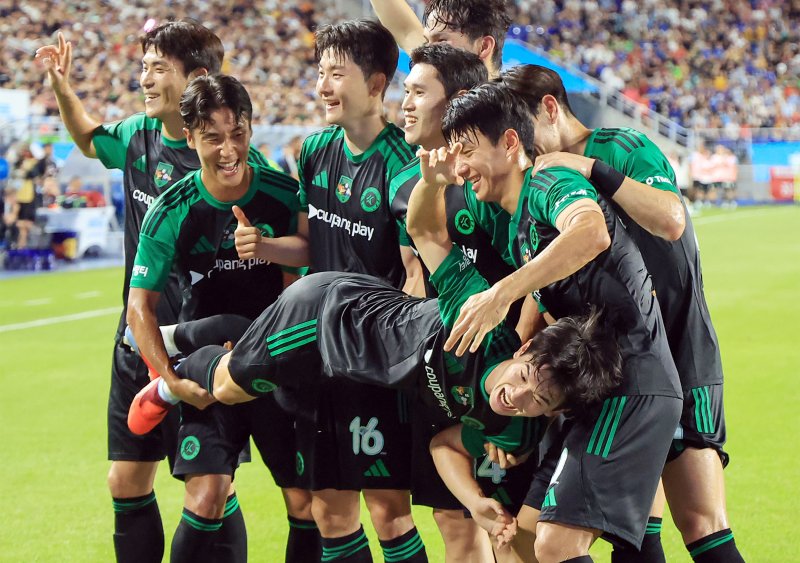 30일 오후 경기 수원시 팔달구 수원월드컵경기장에서 열린 쿠팡플레이 시리즈 팀 K리그와 잉글랜드 프리미어리그 뉴캐슬 유나이티드의 경기, 전반 선취골을 넣은 팀 K리그 김진규가 동료들과 함께 세리머니를 하고 있다. 2025.7.30/뉴스1 ⓒ News1 민경석 기자