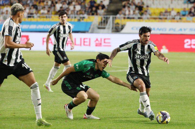 뉴캐슬 토날리가 30일 오후 경기 수원시 팔달구 수원월드컵경기장에서 열린 2025 쿠팡플레이 시리즈 팀 K리그와 뉴캐슬 유나이티드의 경기에서 공격을 하고 있다. 2025.7.30/뉴스1 ⓒ News1 김영운 기자