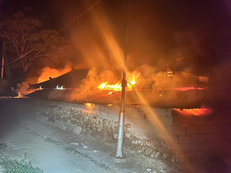 [구례=뉴시스] 30일 오후 전남 구례군 용방면 한 홀몸노인이 사는 단독주택에서 불이 났다는 신고가 '유케어 시스템(U-care system)'을 통해 접수돼 소방 당국이 화재 진압 준비를 하고 있다. (사진=구례소방 제공) 2025.07.31. photo@newsis.com *재판매 및 DB 금지