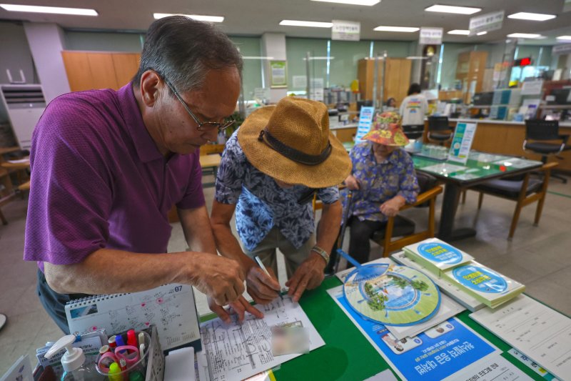 30일 광주 남구 주월1동 행정복지센터에 90대 어르신이 민생지원 소비쿠폰을 받기 위해 서류를 작성하고 있다. 2025.7.30/뉴스1 ⓒ News1 박지현 기자