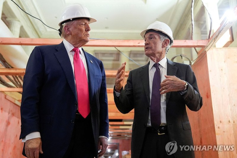 24일 연준 건물 방문해 파월과 대화하는 트럼프 (출처=연합뉴스)