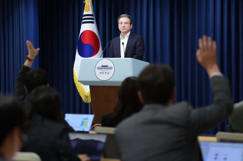 김용범 대통령실 정책실장이 31일 서울 용산 대통령실 청사에서 한미 관세 협상 타결 관련 브리핑을 하고 있다.뉴스1