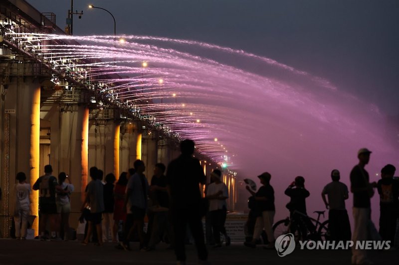 서울 반포대교 달빛무지개분수 (출처=연합뉴스)