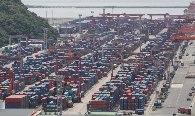 부산항 신선대부두 야적장에 컨테이너가 가득 쌓여 있다. ⓒ News1 윤일지 기자