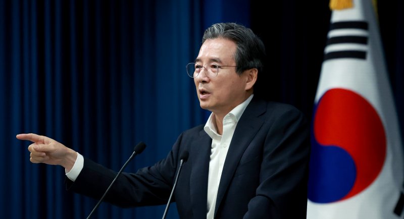 한미 관세 협상 타결, 취재진 질문에 답하는 김용범 정책실장 (서울=연합뉴스) 홍해인 기자 = 김용범 대통령실 정책실장이 31일 서울 용산 대통령실 청사에서 한미 관세 협상 타결 관련 브리핑 뒤 취재진의 질문에 답하고 있다. 2025.7.31 hihong@yna.co.kr (끝)