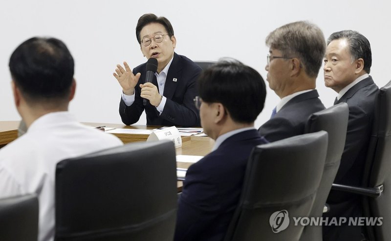 근로자 노동 환경 질문하는 이재명 대통령 (출처=연합뉴스)