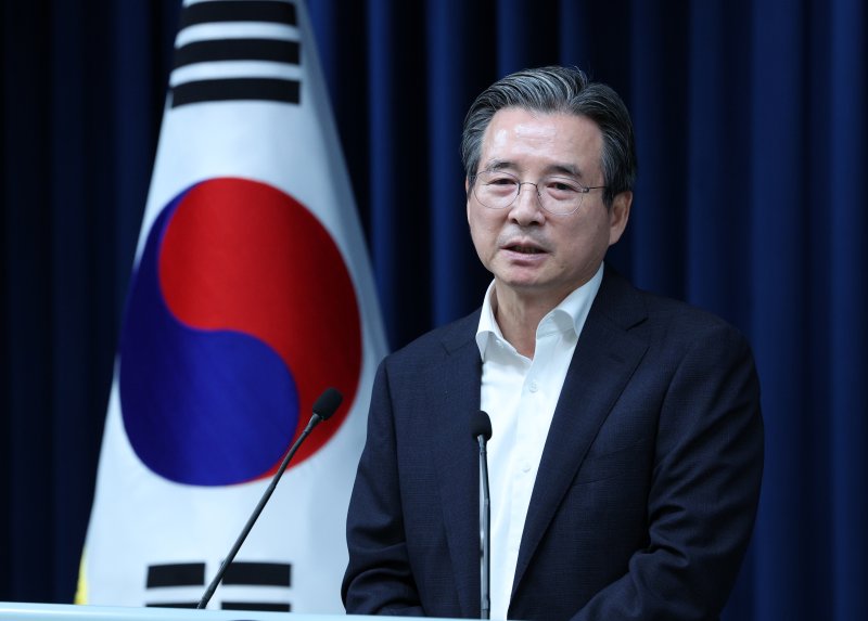 [서울=뉴시스] 고범준 기자 = 김용범 정책실장이 31일 서울 용산 대통령실 청사에서 관세 협상 타결 관련 브리핑을 하며 출입기자 질문에 답하고 있다. 2025.07.31. bjko@newsis.com /사진=뉴시스