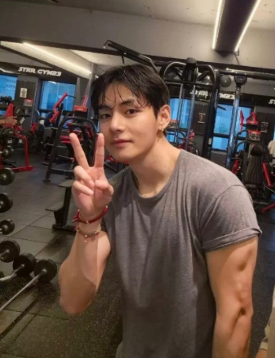 "티셔츠 터질 듯"…뷔, 이두박근 실화?[★핫픽]