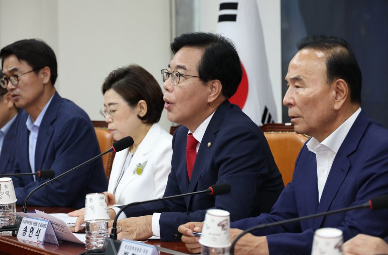 송언석 국민의힘 비상대책위원장 겸 원내대표(오른쪽 두 번째)가 31일 서울 여의도 국회에서 열린 비상대책위원회의에서 발언을 하고 있다. 뉴시스