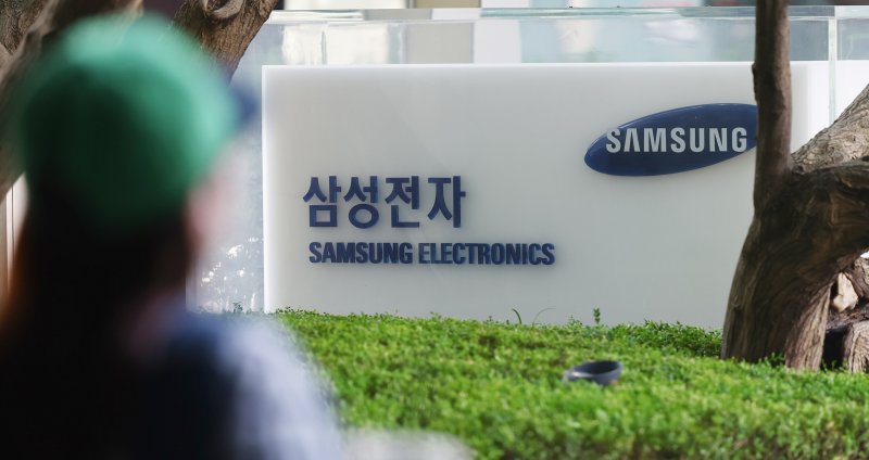 서울 서초구 삼성전자 서초사옥에 직원들이 오가고 있다. 뉴시스