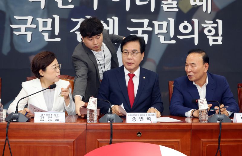 송언석 국민의힘 비상대책위원장 겸 원내대표와 김정재 정책위의장, 박대출 비대위원이 지난달 31일 국회에서 열린 비상대책위원회의에서 이야기를 나누고 있다. 사진=박범준 기자