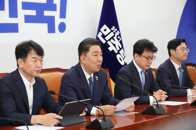 김병기 더불어민주당 당 대표 직무대행 겸 원내대표(왼쪽 두 번째)가 31일 서울 여의도 국회에서 열린 정책조정회의에서 발언하고 있다. 연합뉴스