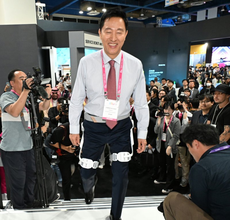 [서울=뉴시스] 스마트라이프위크(SLW) 2024 행사 사진(오세훈 서울시장 약자동행 기술 체험). 2025.07.31. (사진=서울시 제공) *재판매 및 DB 금지