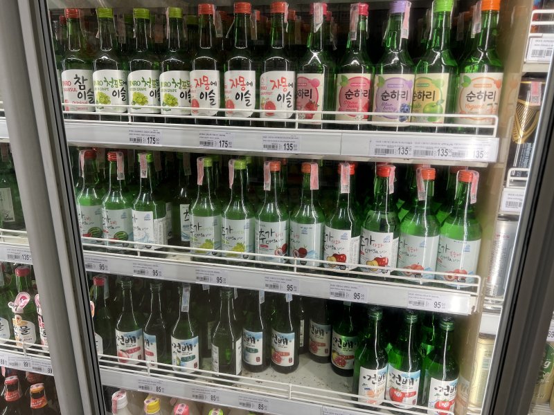 [치앙마이=뉴시스] 김민성 기자 = 태국 치앙마이 내 한 대형마트에 과일 소주 제품이 진열돼 있다. kms@newsis.com *재판매 및 DB 금지