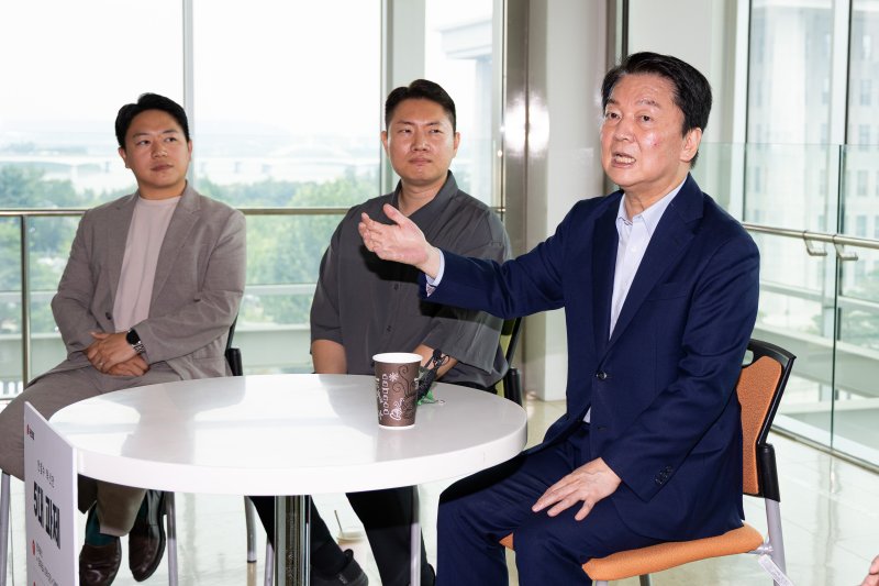 국민의힘 당대표 출마를 선언한 메이저 바카라 의원이 30일 서울 여의도 국회 의원회관에서 열린 2030 커피챗에서 발언하고 있다. 2025.7.30/메이저 바카라1 ⓒ News1 유승관 기자