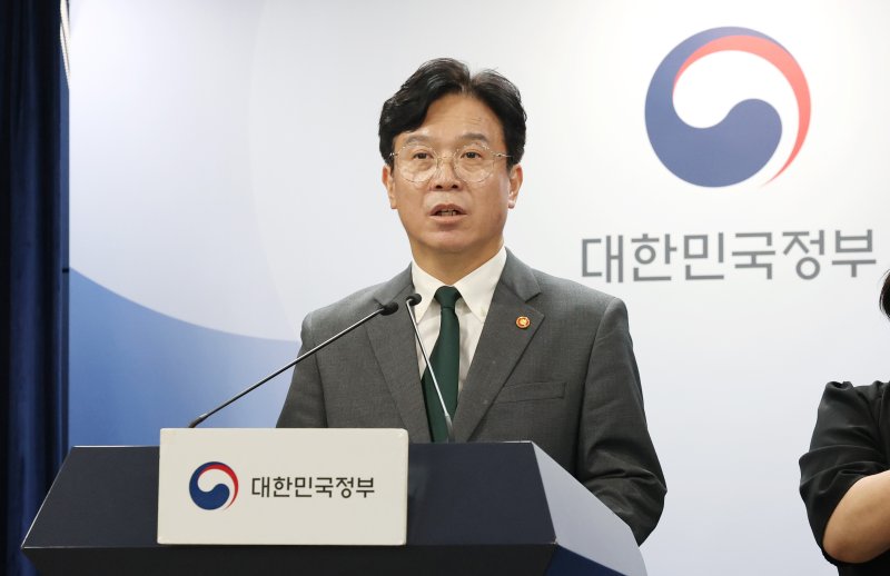 김영훈 고용노동부 장관이 29일 서울 종로구 정부서울청사에서 노동조합 및 노동관계조정법 개정안(노란봉투법) 관련 브리핑을 하고 있다. 2025.7.29/뉴스1 ⓒ News1 임세영 기자