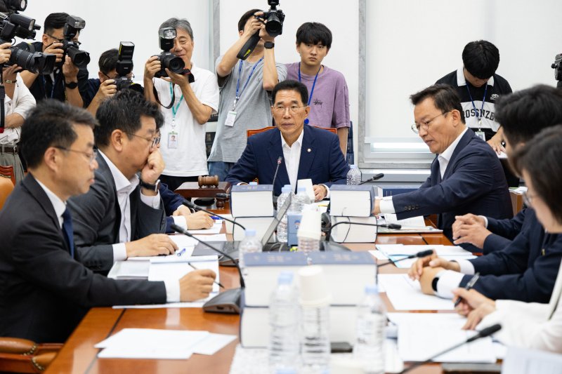 김주영 국회 환경노동위원회 고용노동법안심사소위원장이 28일 서울 여의도 국회에서 열린 제427회 국회(임시회) 제1차 고용노동법안심사소위원회를 주재하고 있다. 2025.7.28/뉴스1 ⓒ News1 유승관 기자