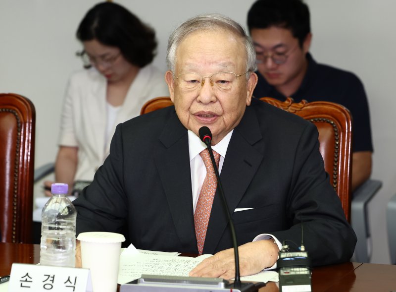 손경식 한국경영자총협회장이 14일 오후 서울 마포구 한국경영자총협회에서 열린 '더불어민주당 환경노동위원회·경제6단체 노동정책 간담회'에서 모두 발언을 하고 있다. 2025.7.14/뉴스1 ⓒ News1 김민지 기자