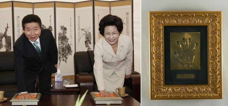 행복도시 기공식 핸드프린팅하는 노무현 전 대통령 부부(왼쪽)와 노 전 대통령 핸드프린팅 자료. (노무현 재단 제공. 재판매 및 DB금지)