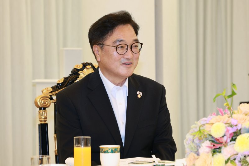 [서울=뉴시스] 고범준 기자 = 우원식 국회의장이 지난 17일 서울 한남동 대통령 관저에서 이재명 대통령과 김민석 국무총리와 만찬에 앞서 발언하고 있다. 2025.07.17. bjko@newsis.com